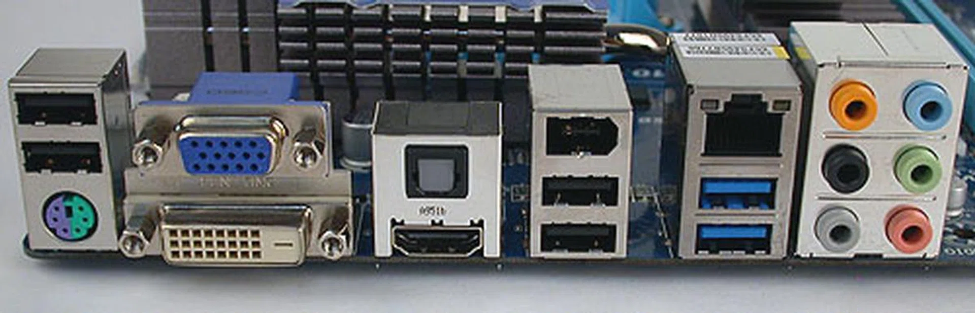 The UD3H is aimed at the mainstream segment so there's a modest but wholly adequate amount of rear I/O ports. The blue USB ports are version 3.0 compatible. Besides that, one finds FireWire and optical S/PDIF connectors.