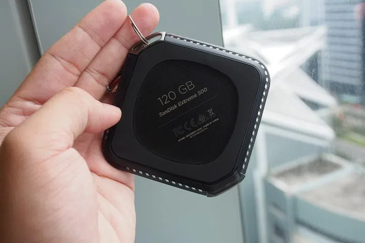 Check out the little metal ring - you can use it to loop it to your belt or bag for the extreme dangling of precious data.