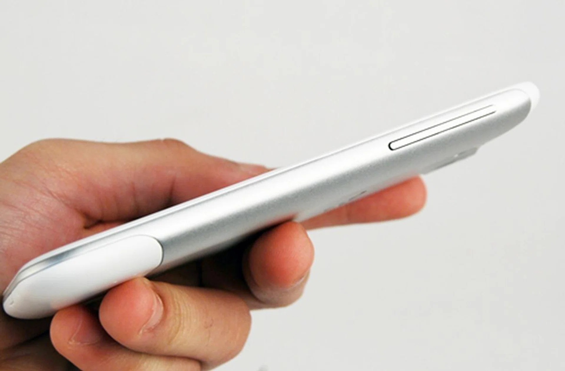 The volume controls are represented by a single strip metal button. We liked the feel of the button as it is slightly raised, increasing its accessibility and ease of use.