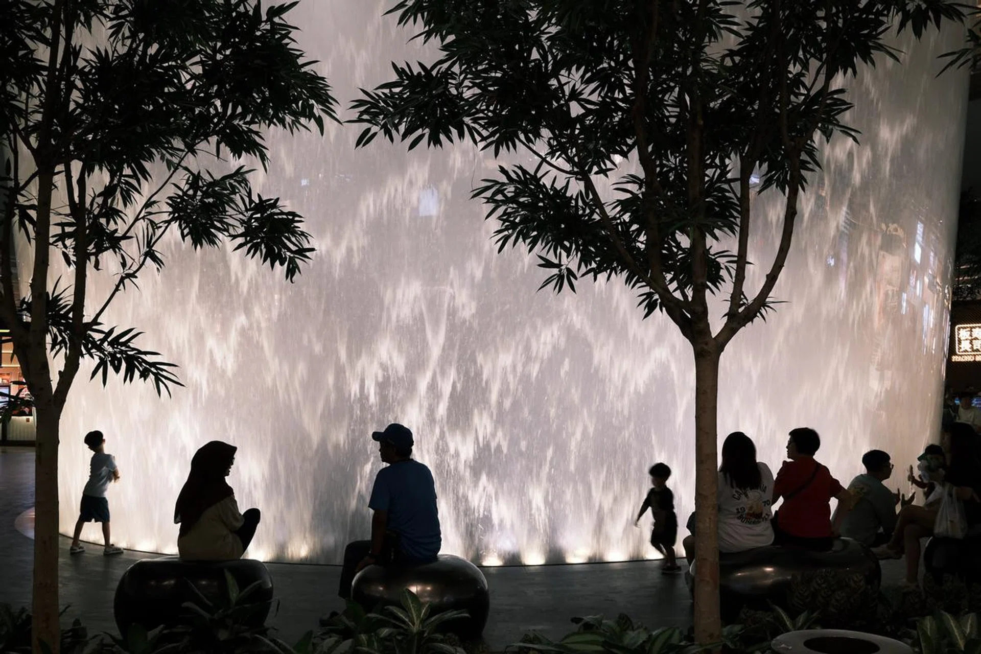 (f/5.6, 1/30s, ISO 800) Photo: HWZ