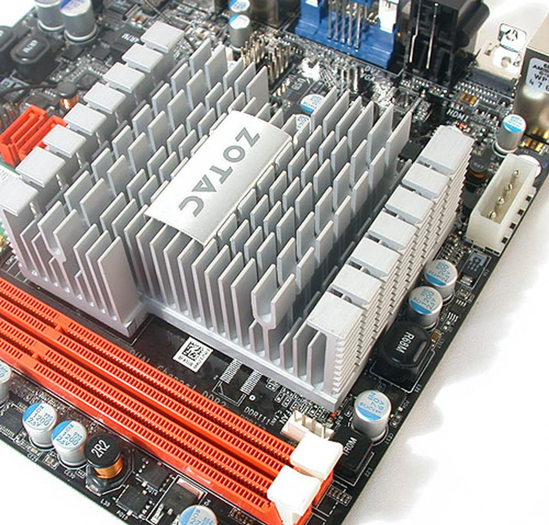 Our passive version of the Zotac Ion came with a huge one-piece heatsink that covers both the processor and the chipset. The temperature was measured at around 58 degrees Celsius at peak. The two DIMM slots also support up to 4GB of DDR2-800 memory. Meanwhile, the white DC power visible on the right is used to power the SATA devices (e.g. hard drives). 