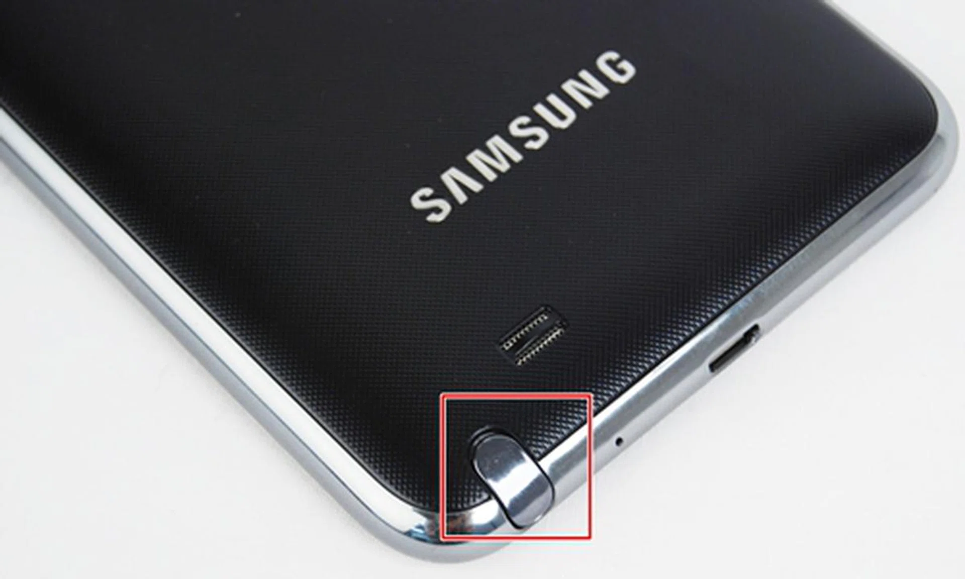 The Samsung Galaxy Note has a textured back that feels similar to the Samsung Galaxy S II. The S-Pen slot houses the pen securely in place and it takes some effort to pull out. On a positive note, this will minimize the chances of the S Pen slipping out.