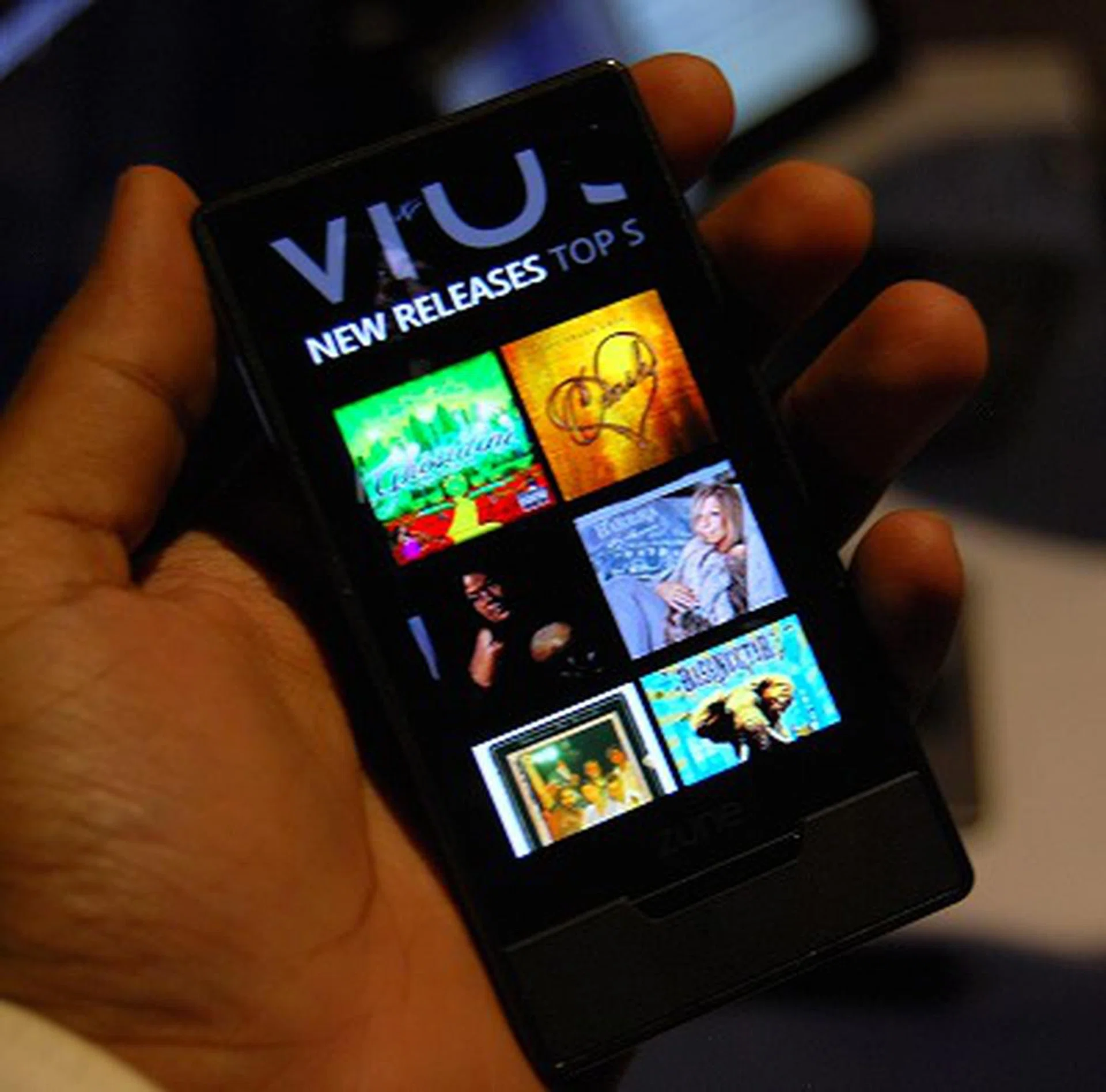 While already available in the US, here's our first look at the Microsoft Zune HD portable media player - thin, light, handy, a bright display and a glossy front finish that will leave it all smudged and ugly in no time.