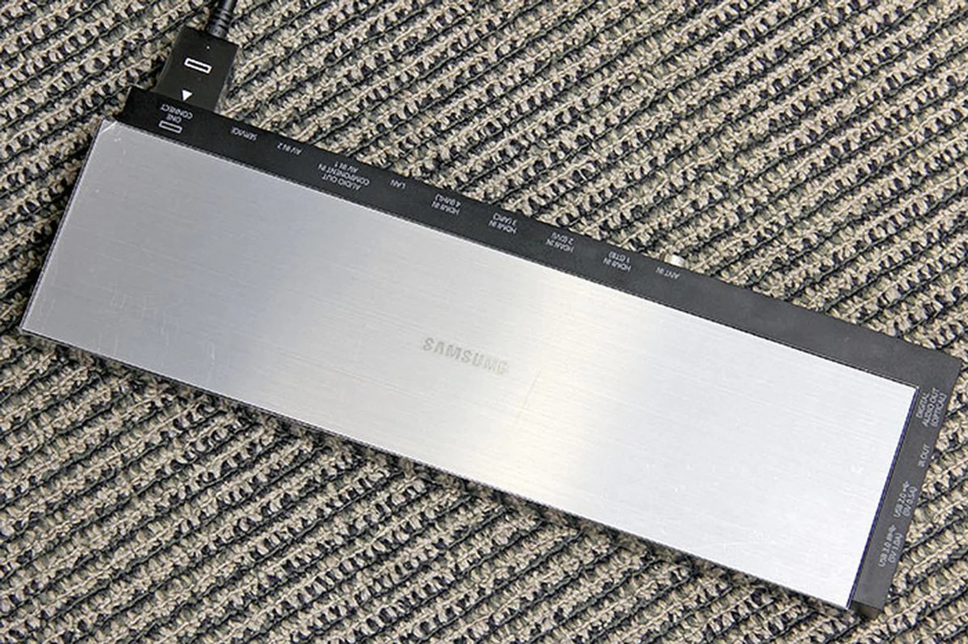 One of the reasons why the curved HU9000 can be so thin is because many of its hardware components are housed inside this One Connect box.