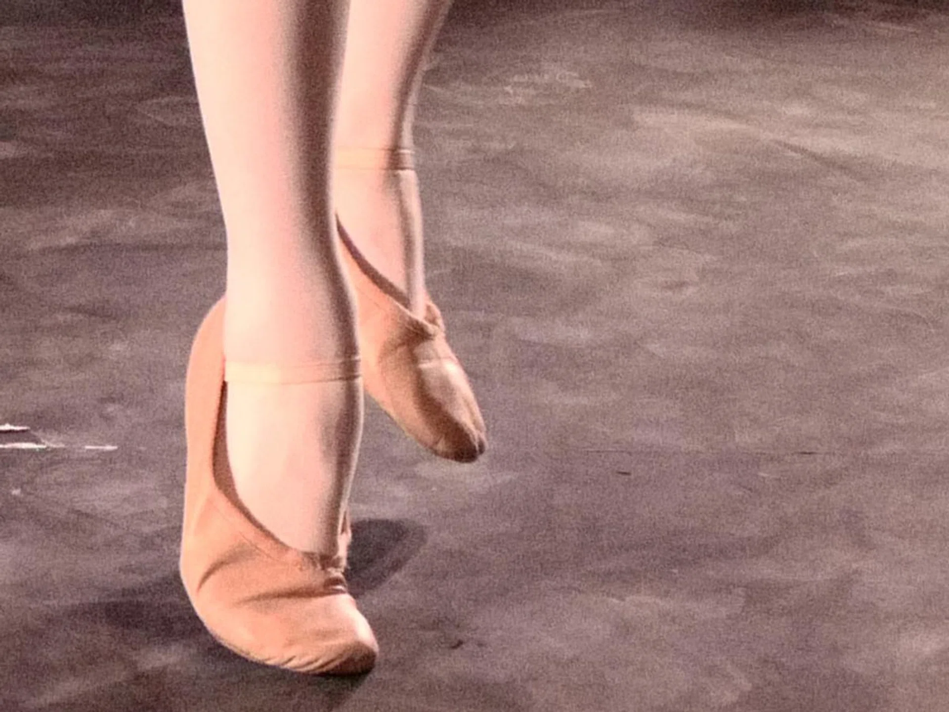 100% crop near the feet - notice the detail retained in the shoes.