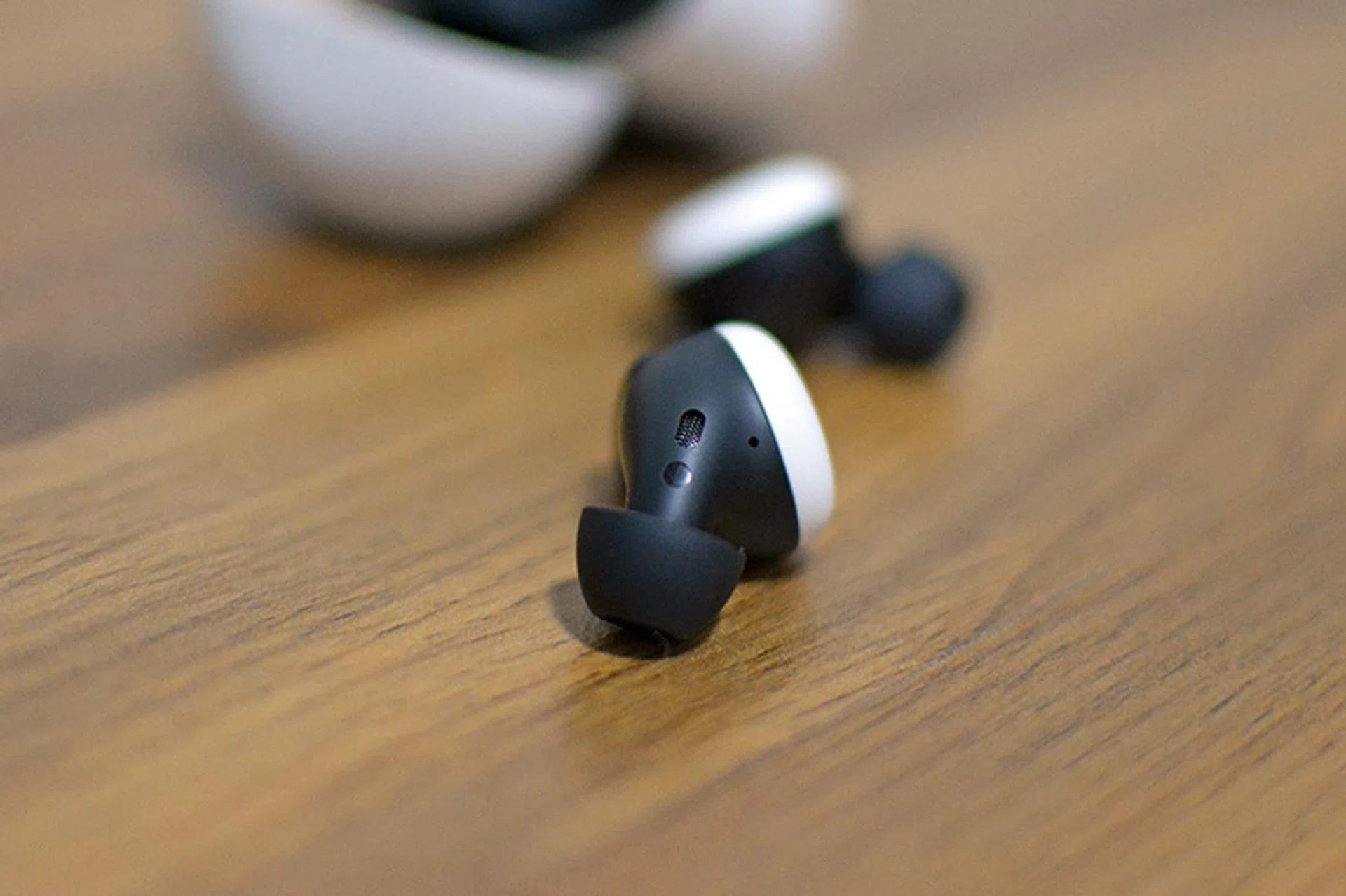 The vents on the Pixel Buds 2 greatly increases comfort over long listening periods.