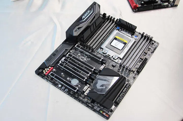 The Gigabyte board sports a total of five PCIe 3.0 slots. (Image Source: Tom's Hardware)