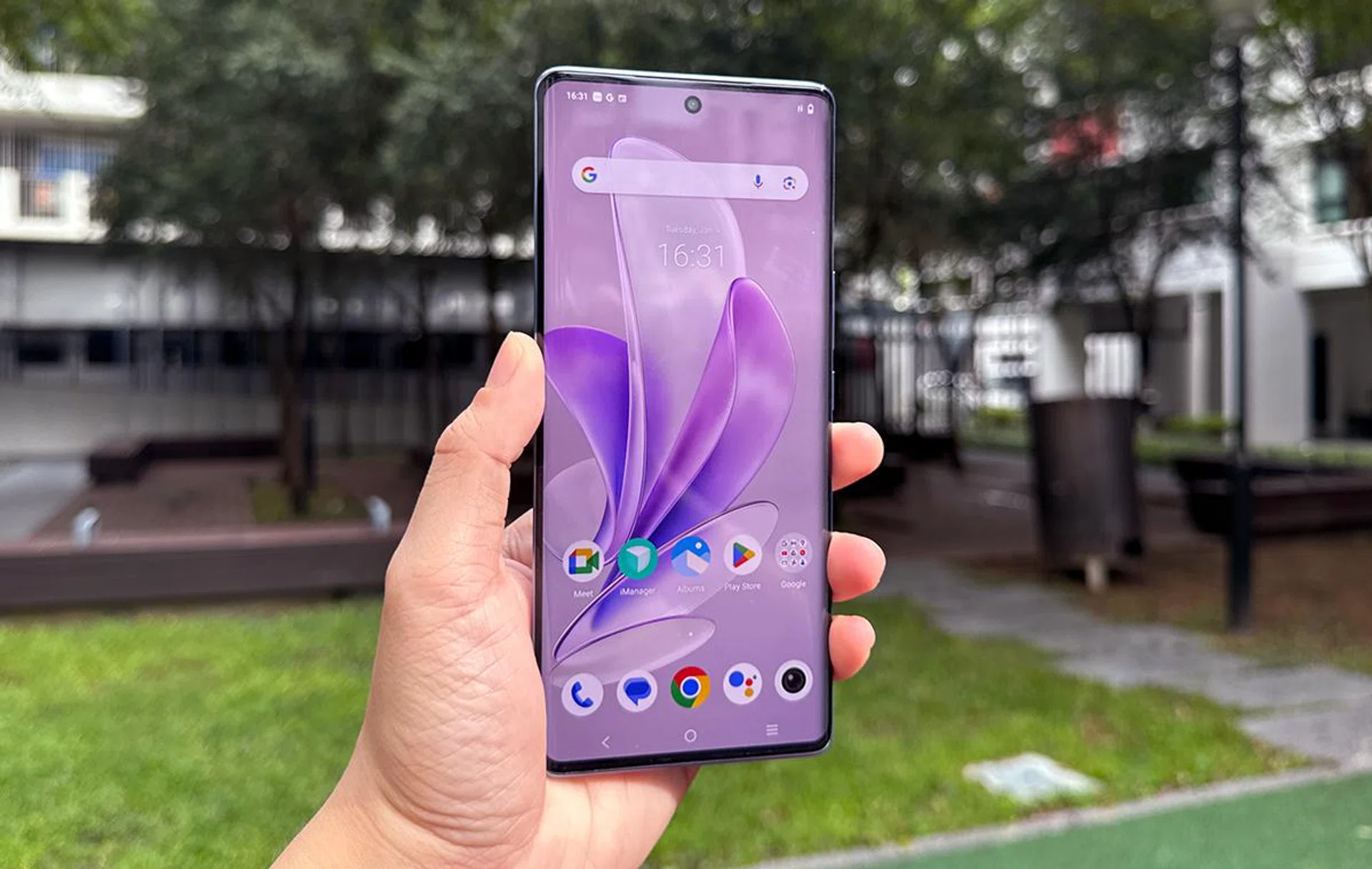 Display of the Vivo V29.