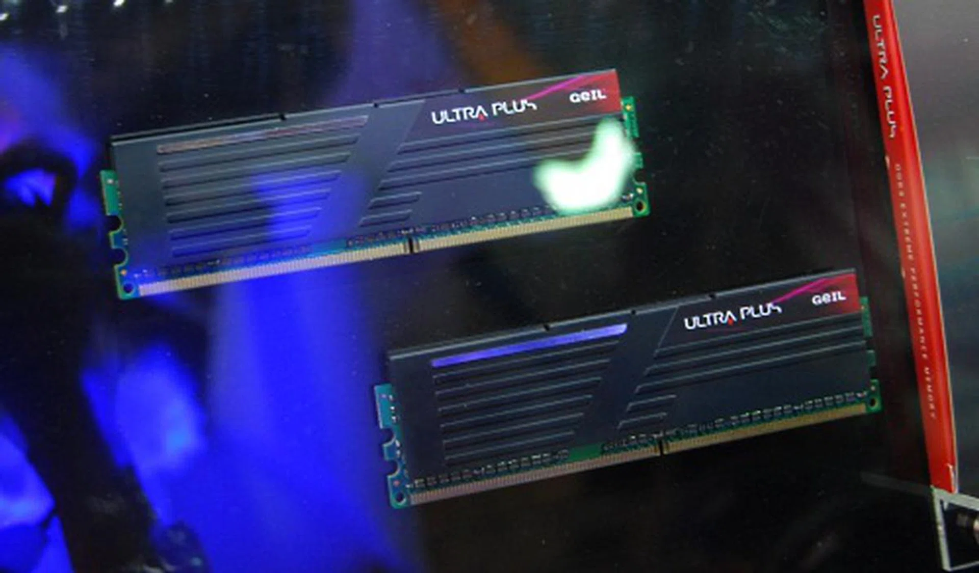 For the DIY enthusiast, Geil has its Ultra Plus series, with speeds of up to DDR3 2400 CL9. The heatspreader looks similar to the value series but obviously the quality of the memory module is different. 