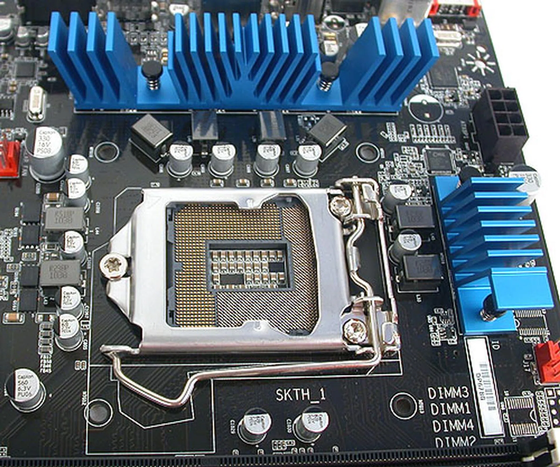 Unlike the other brands out there touting 12 phases power delivery systems, Intel sticks with just six. And you know what, we believe that's more than sufficient for most users. The heatsinks are relatively small and simple.