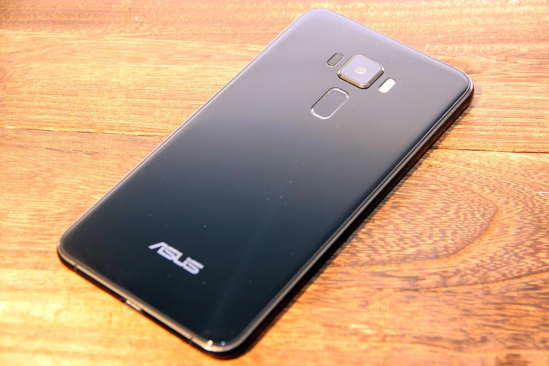 The signature "concentric circle" design on ZenFones are still present, but this time less obvious and you can only notice it at an angle with the right lighting conditions.