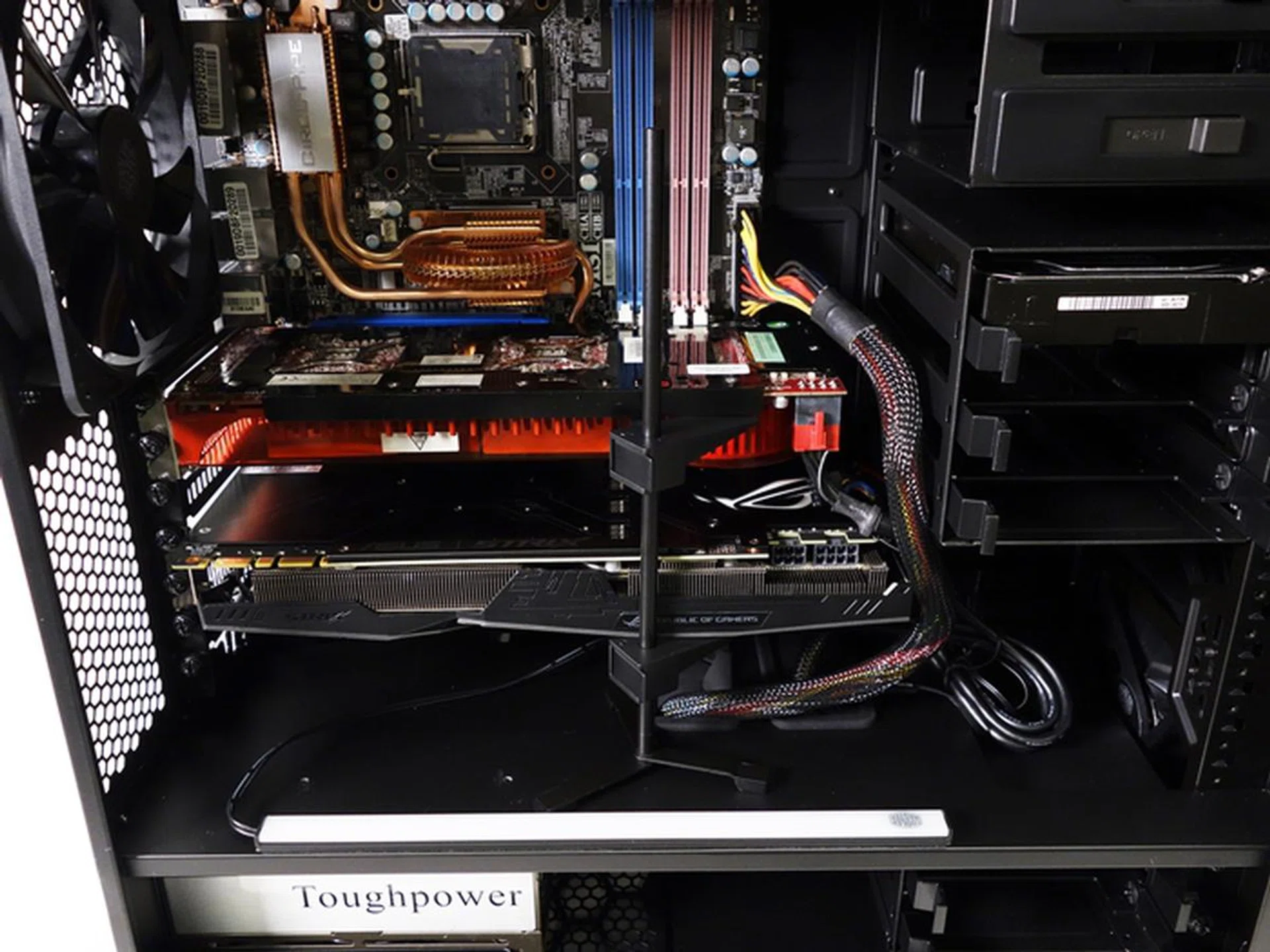 The VGA card holder reminds us of a standing vertical coat hanger, and its extended arms propped up the VGA cards.