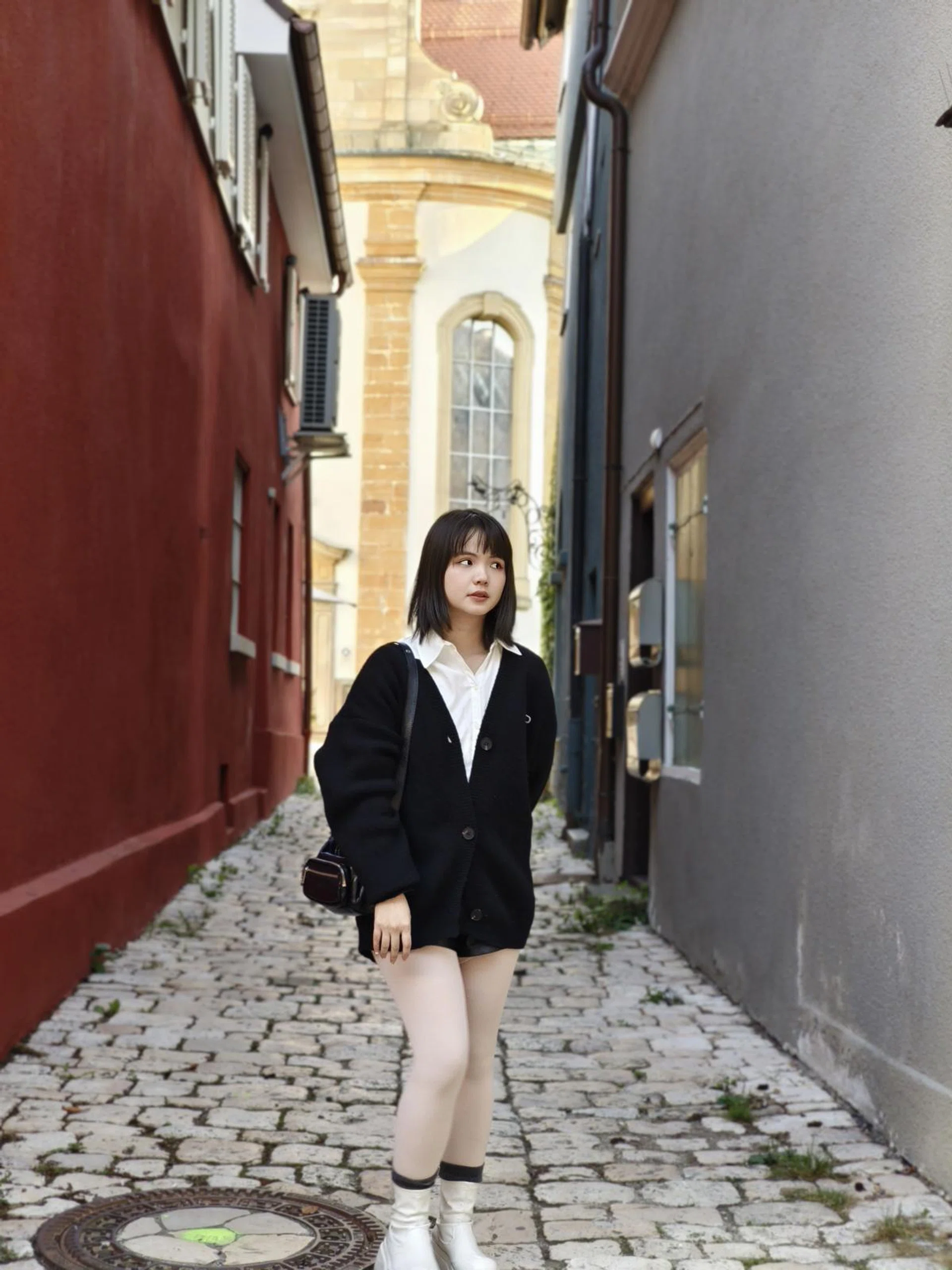 50mm, portrait mode, automatic settings. Photo: HWZ.