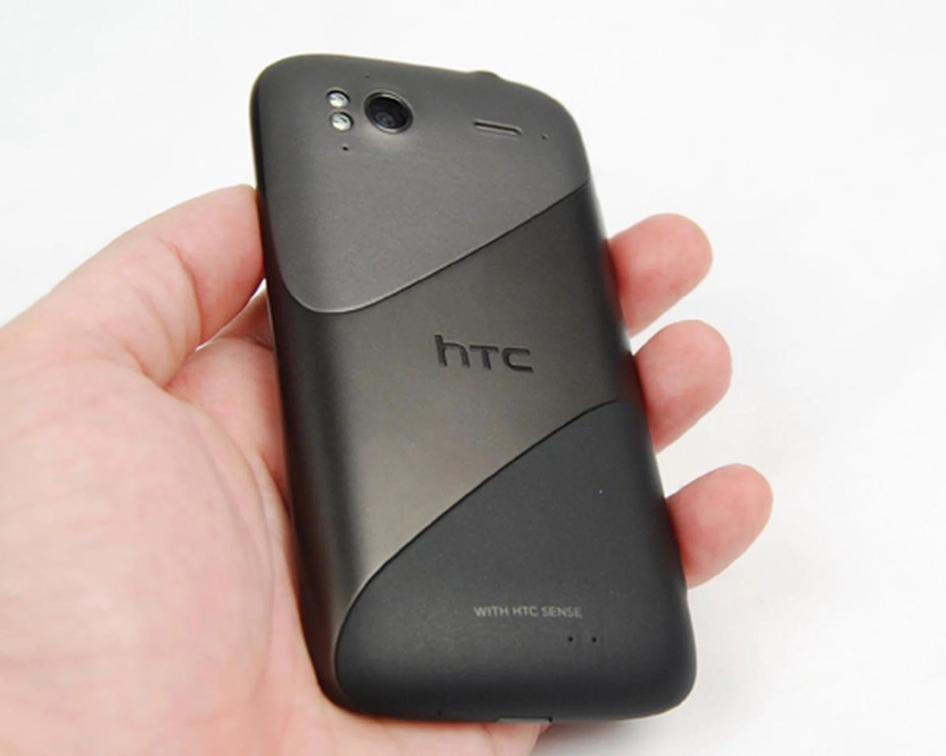 With a 50-50 mix between a metal and plastic build on the chassis, the Sensation's design is seemingly unibody...
