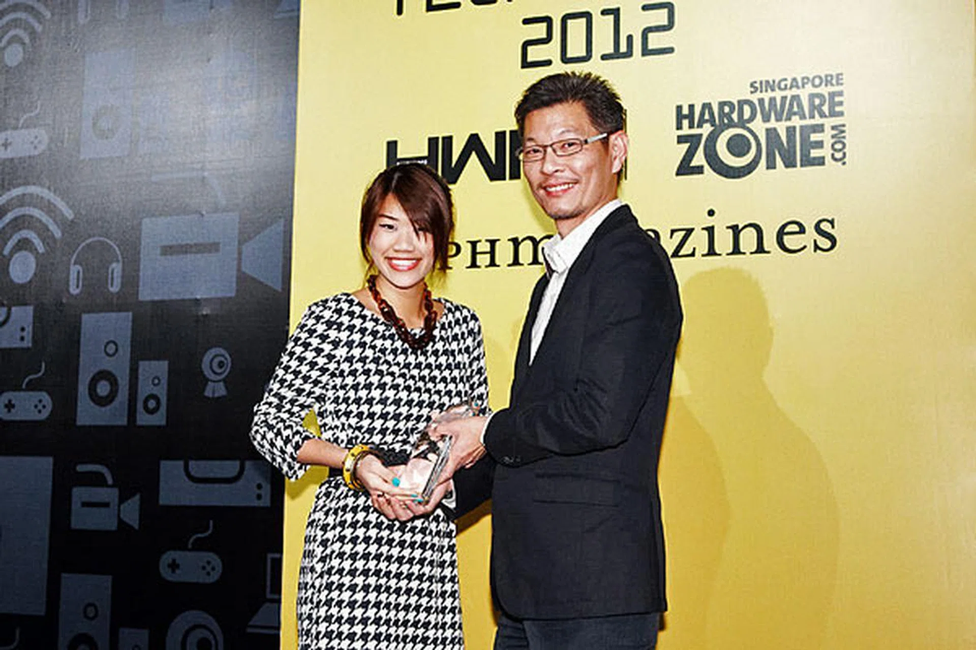 Nikon went home with the Reader's Choice award for Best Mirrorless Camera Brand. Here's Ms. Ethel Tan from Nikon Singapore receiving the award.