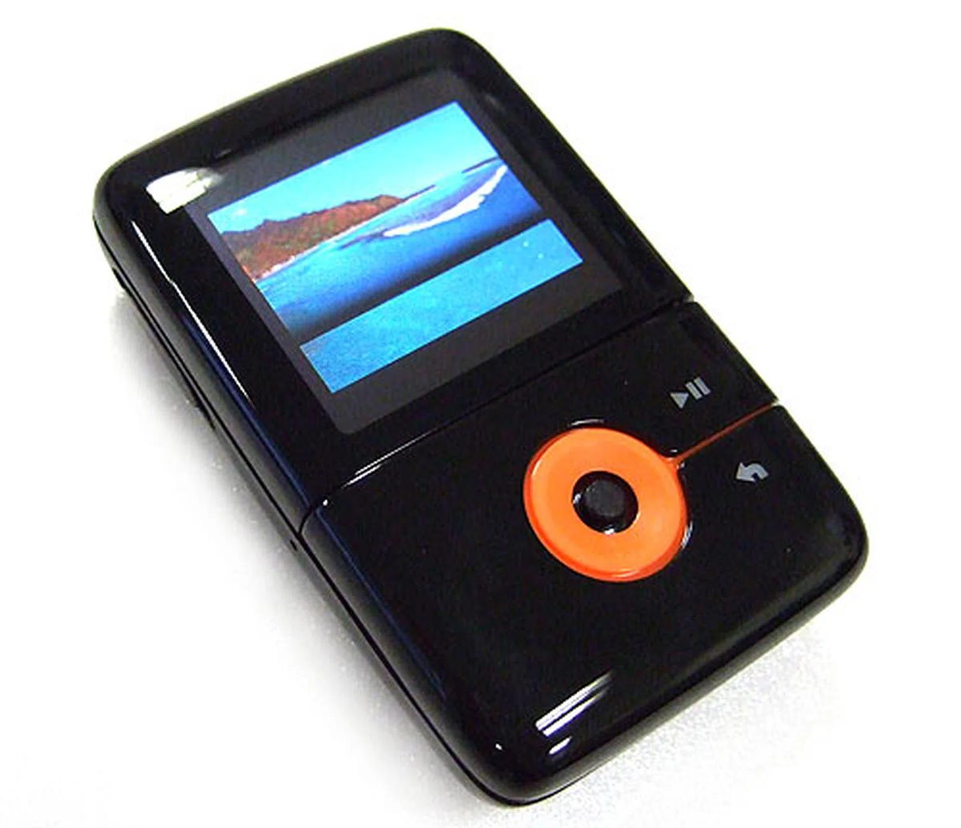 The ZEN V features a vibrant 1.5-inch OLED screen that looks great even at extreme angles. Though not exactly sharp due to the reflective plastic build, it is still sufficient and should not bother most people.