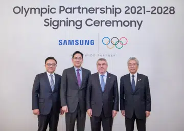 Tsunekazu Takeda, IOC Marketing Commission Chair, Thomas Bach, IOC President, Jay Y. Lee, Vice Chairman at Samsung Electronics, and Dong Jin Koh, President and CEO of IT&Mobile Communications Division at Samsung Electronics, pose for a photo after a signing ceremony to extend their global partnership through to the Olympic Games Los Angeles 2028 (from right)