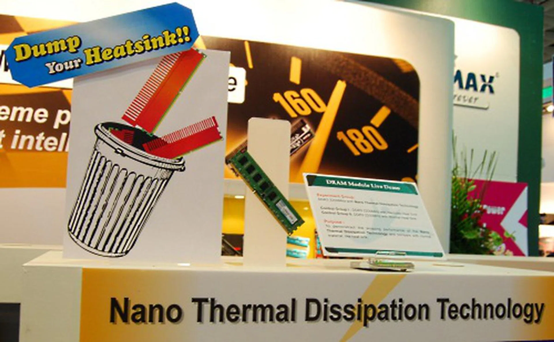 Kingmax also has this Nano Thermal dissipation technology that is able to perform just as well as a memory module equipped with the usual heatspreaders. As you can see here, there are no heatspreaders on Kingmax's module. 