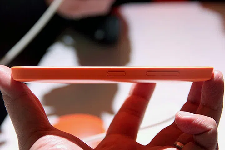 The Lumia 635/630 is only 9.2mm thick, and weights 134g.
