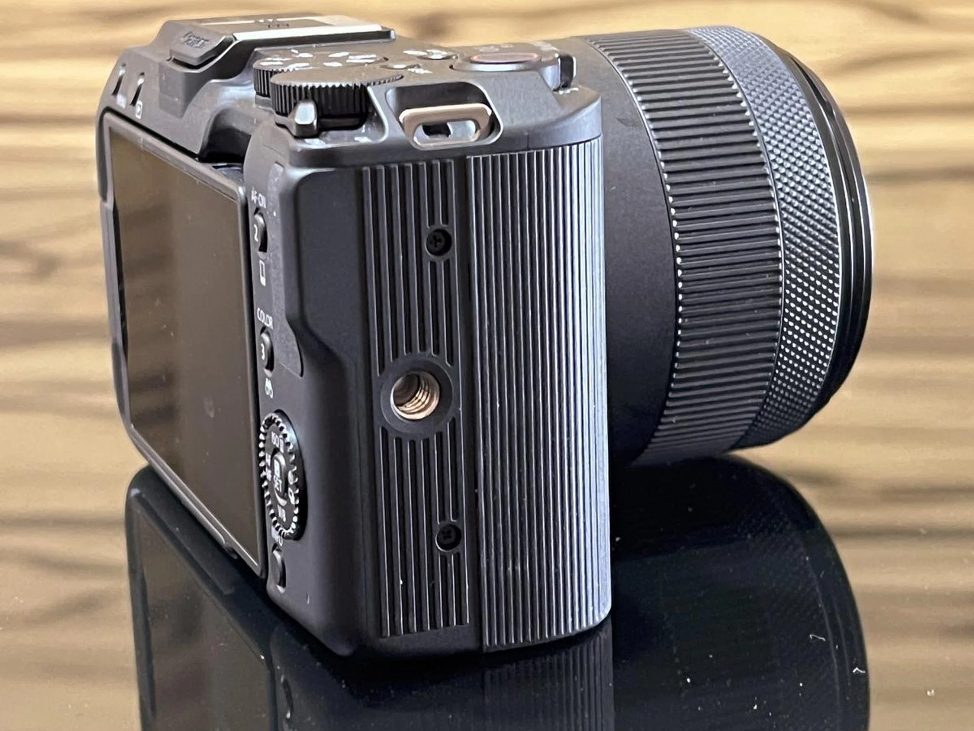 Canon R50 V features an additional tripod mount on its grip for vertical shooting. Photo: HWZ