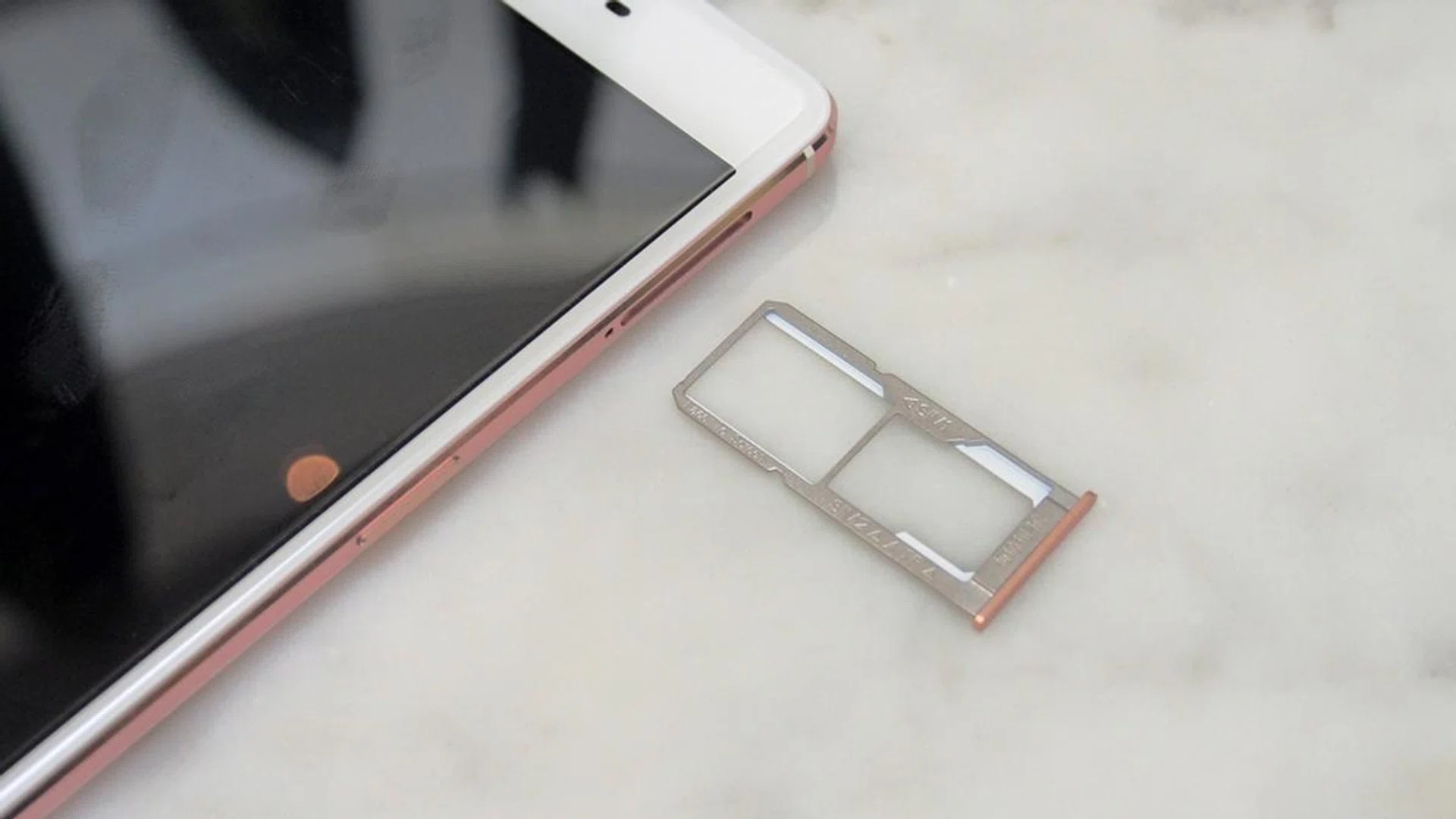 Meet SIM 1 and SIM 2, the dual-SIM card slots on the Oppo R7s.