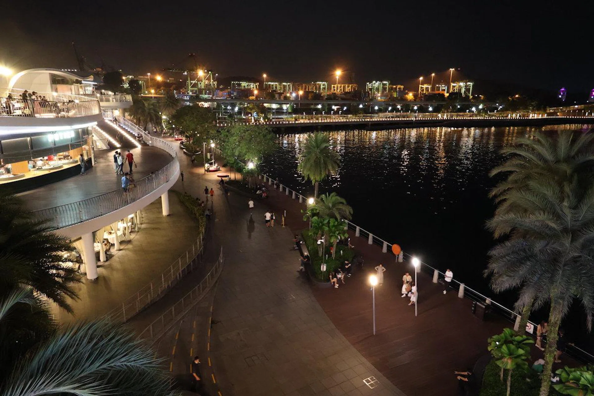 EOS R50 V (Night) - 22.4mm at f/4, 1/20s, ISO 6400. Photo: HWZ