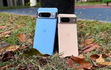 Google Pixel 8 Pro (left) and Google Pixel 8 (right).