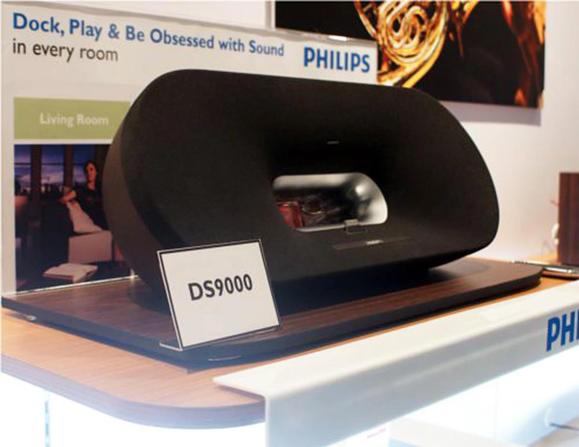 The Fidelio DS9000 is now compatible with the iPad. It also features a proximity sensor which lights up the display as you reach to dock your smartphone.