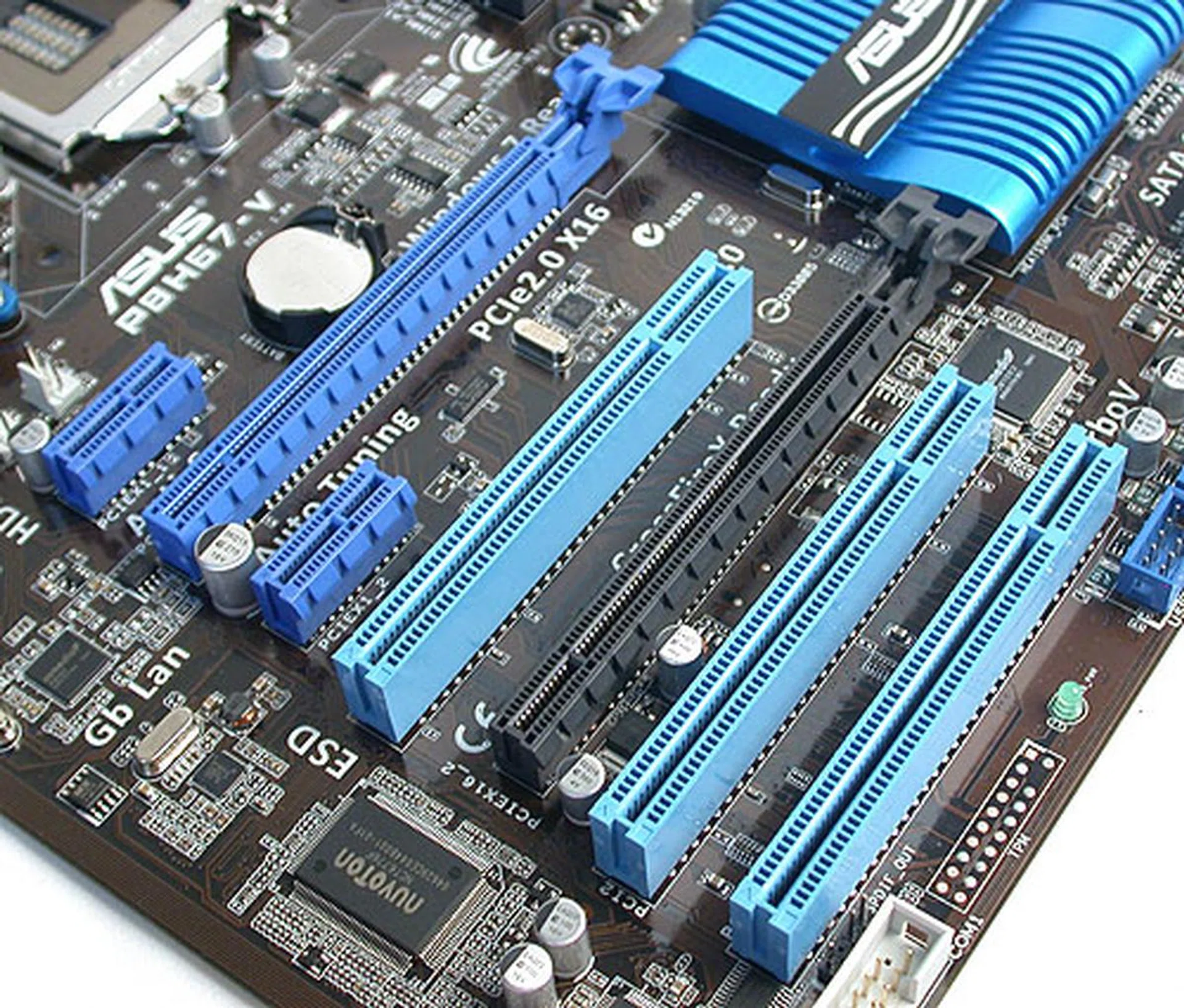 There's enough space between the PCIe x16 slots for a dual-slot graphics card (CrossFireX) setup. 