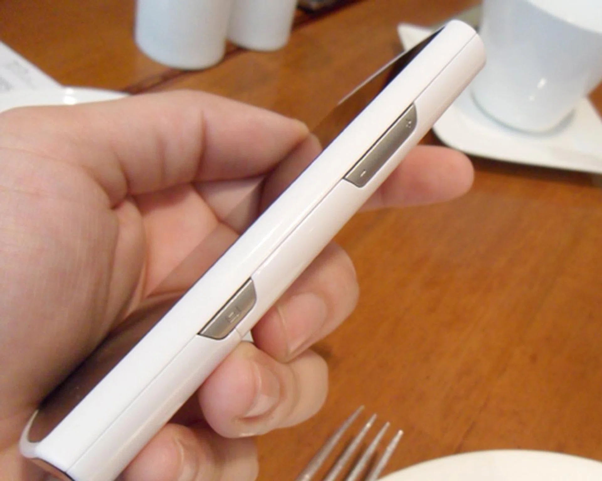 The white border looks clean and simple, and only has the bare necessities such as the Camera and Volume button.