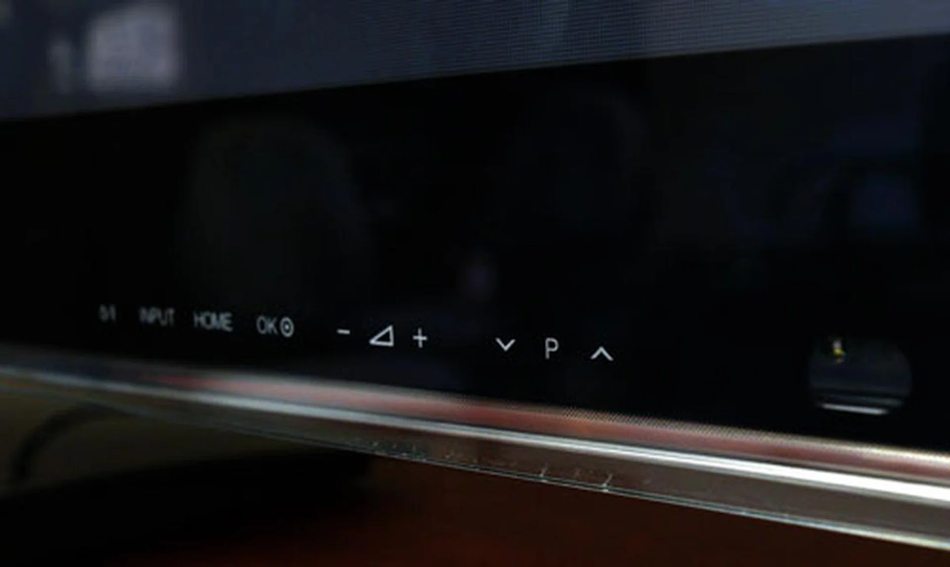 It's not surprising that touch-sensitive controls are used here given the PZ950's premium status among LG's PDP camp. By the way, this model also provides DVR features like time-shift recording for digital (DVB-T) transmissions, such as HD5 for instance. 