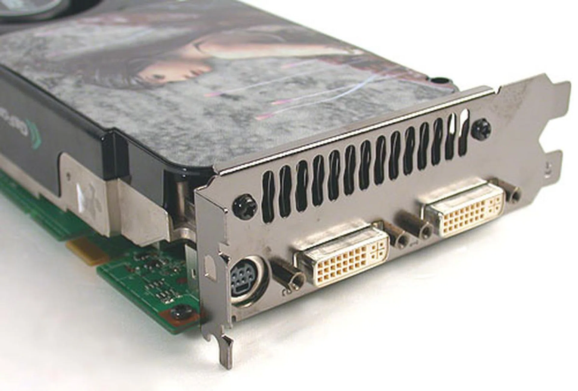 A standard complement of outputs. The new GeForce 8800 cards have only a single SLI connector, meaning if you're looking for quad SLI, you may need an older GeForce 8800. 