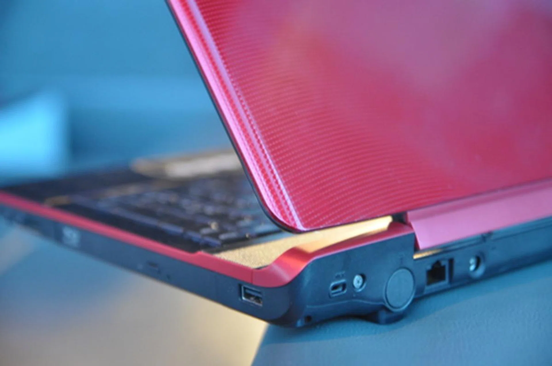 The back of the lid is what makes the Toshiba F750 look so good. It's bright red and covered in a "3D Wavelet" pattern. 