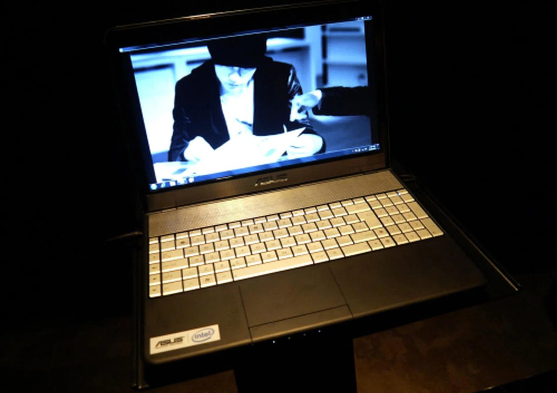 The N5 is still in its prototype phase. However, it should share a similar framework as the N43SL such as larger audio chambers and a generously-sized keyboard. If ASUS isn't deviating from this design for the actual production unit, we'd expect the N5 to sport 30mm up-firing speakers within as well.