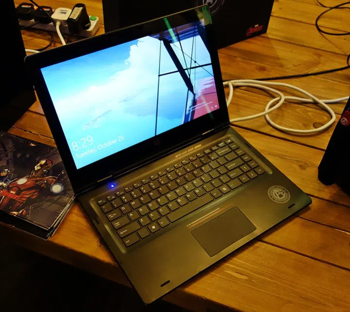 The AVR141R notebook, the only device in the current series with a full HD, touch-enabled display.