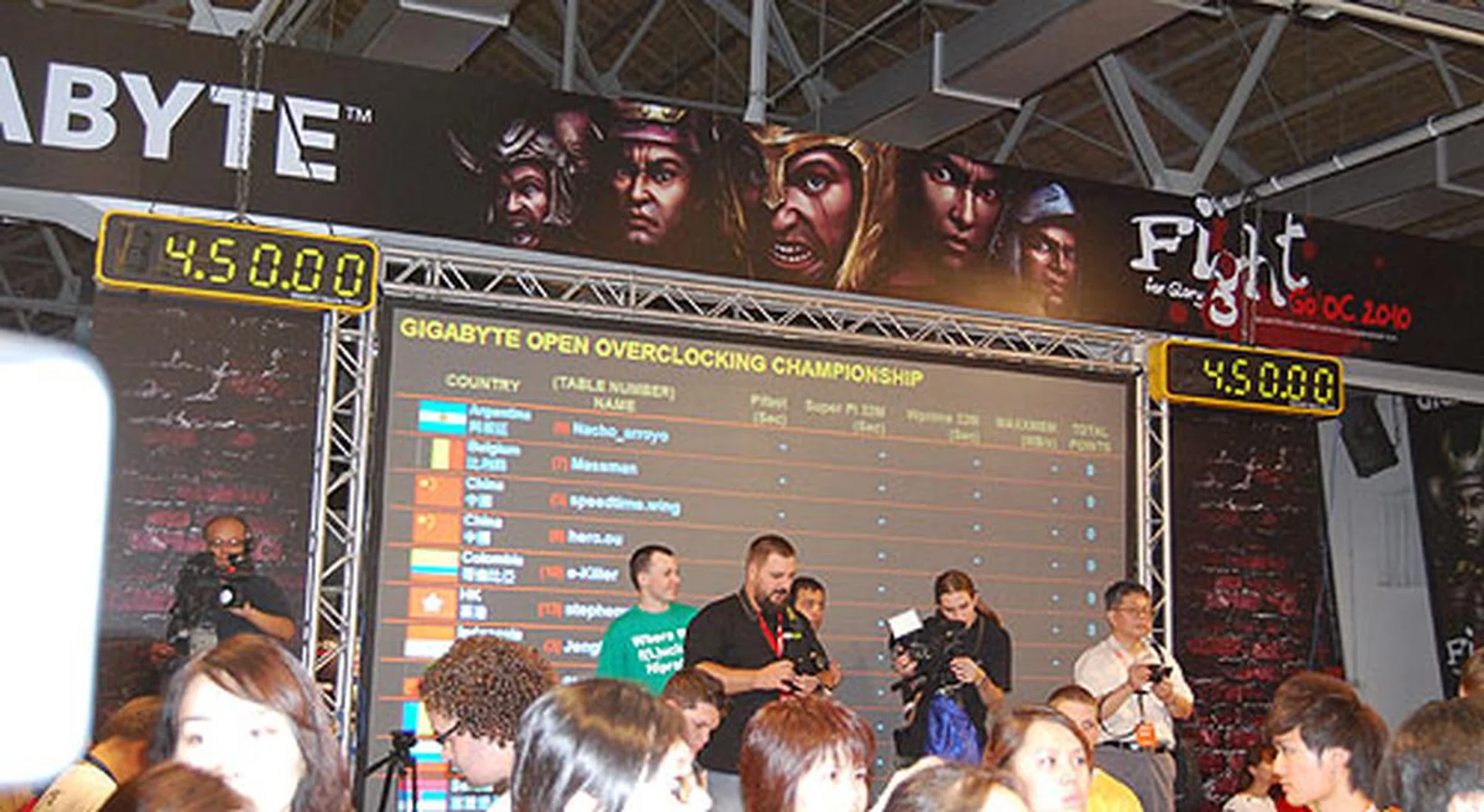 Keep track of who's the current leader on this large scoreboard, which will be updated regularly. However, 30 mins before the end of the competition, Gigabyte will turn it off in order to build up the suspense.