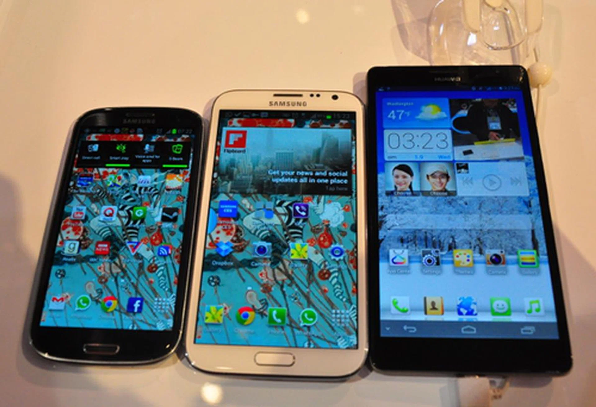 The 5.3-inch Samsung Galaxy Note II is dwarfed by the Ascend Mate. Needless to say, the 4.8-inch Galaxy S III is too as well.