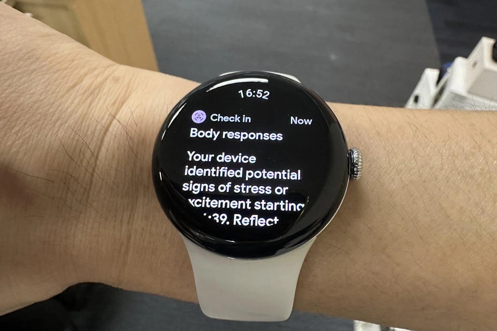 The cEDA sensor continuously detects minute electrical changes on your skin and prompts you when there is a variance or potential stress event. You can then choose to log your feeling at the time.