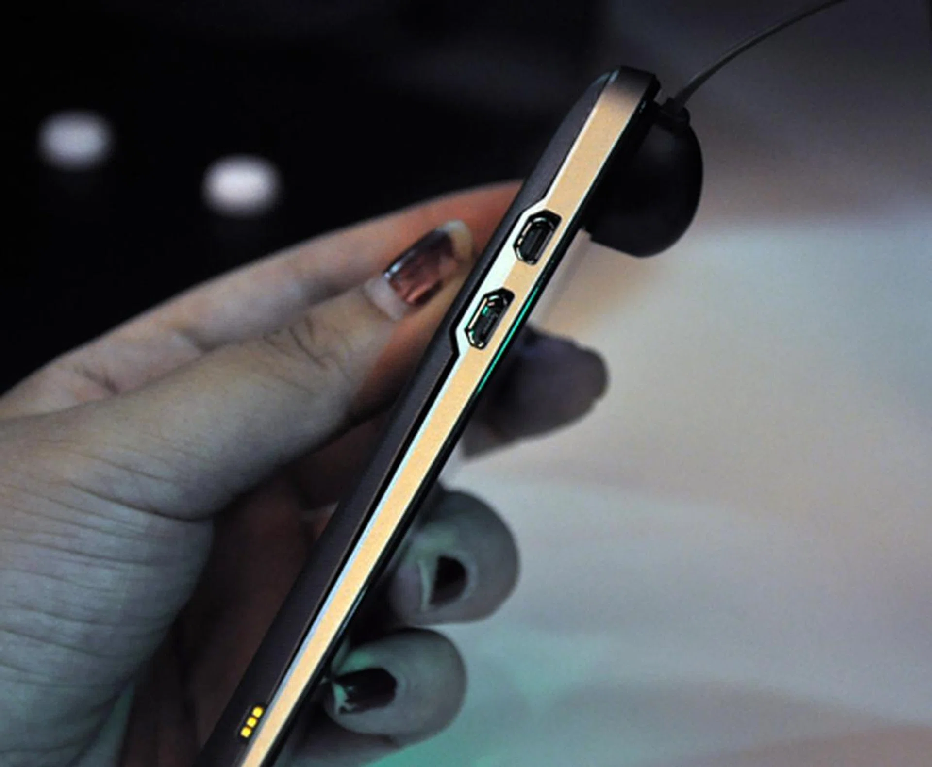 On the right, you will get a micro-USB port, HDMI port and pogo pins that are used to connect to the dock.