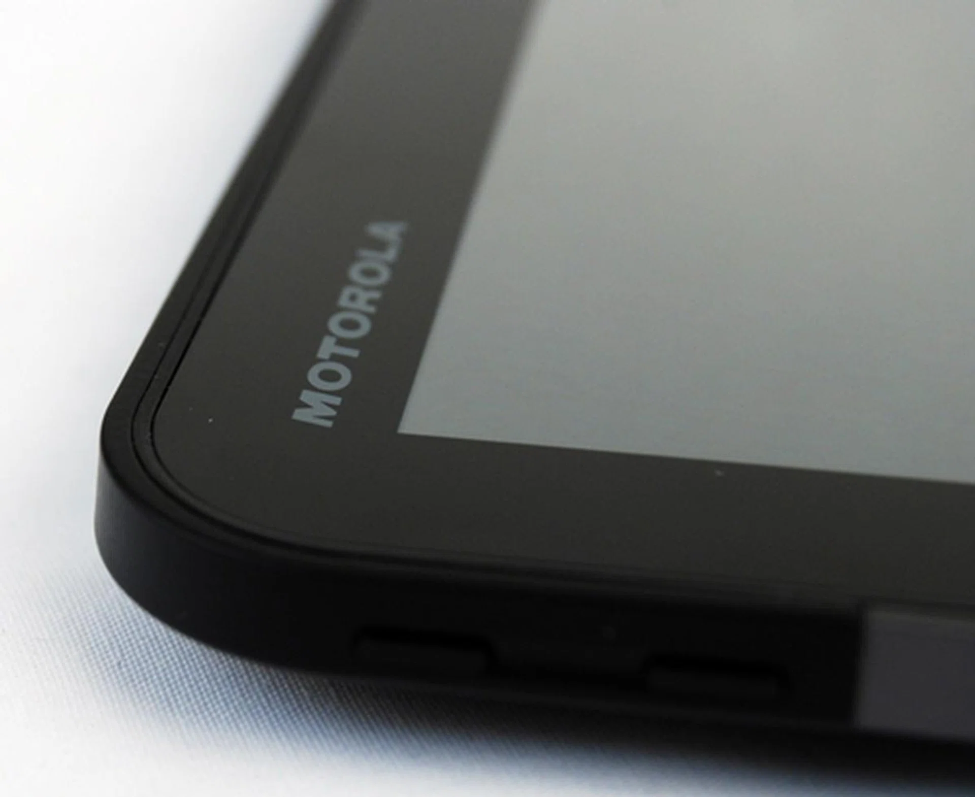 The smooth rounded edges give a comfortable grip when holding the Xoom.