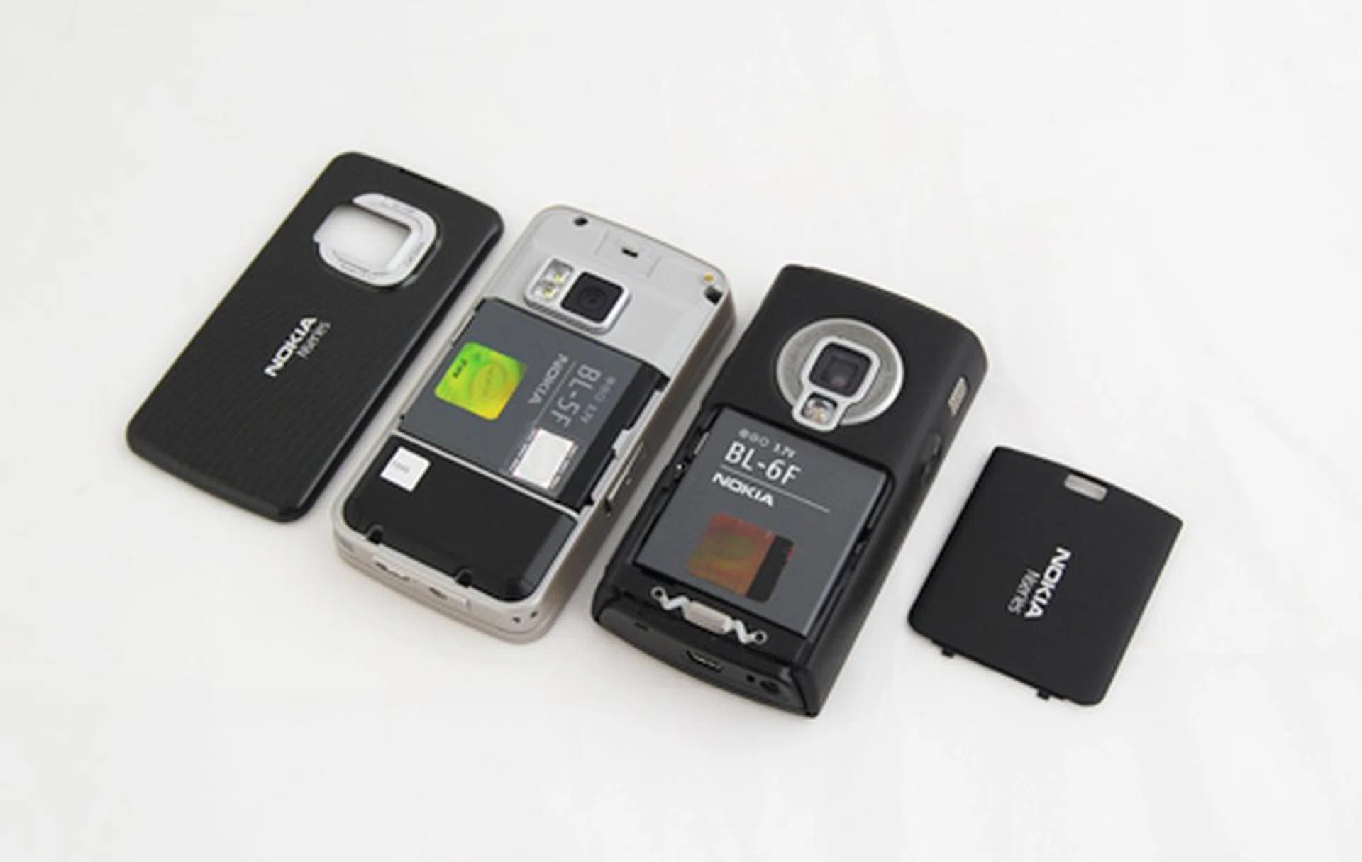 For those who are conscious about a device's battery performance, the N96 (left) would probably give you some cause for concern, and you might be more inclined to stick with the N95 8GB and its higher battery capacity. Interestingly, we swapped the batteries on both devices, and found the N96 unable to accomodate the N95 8GB's battery, thus making it possible that a thinner and lower powered battery is required in response to the thinner profile on the N96.