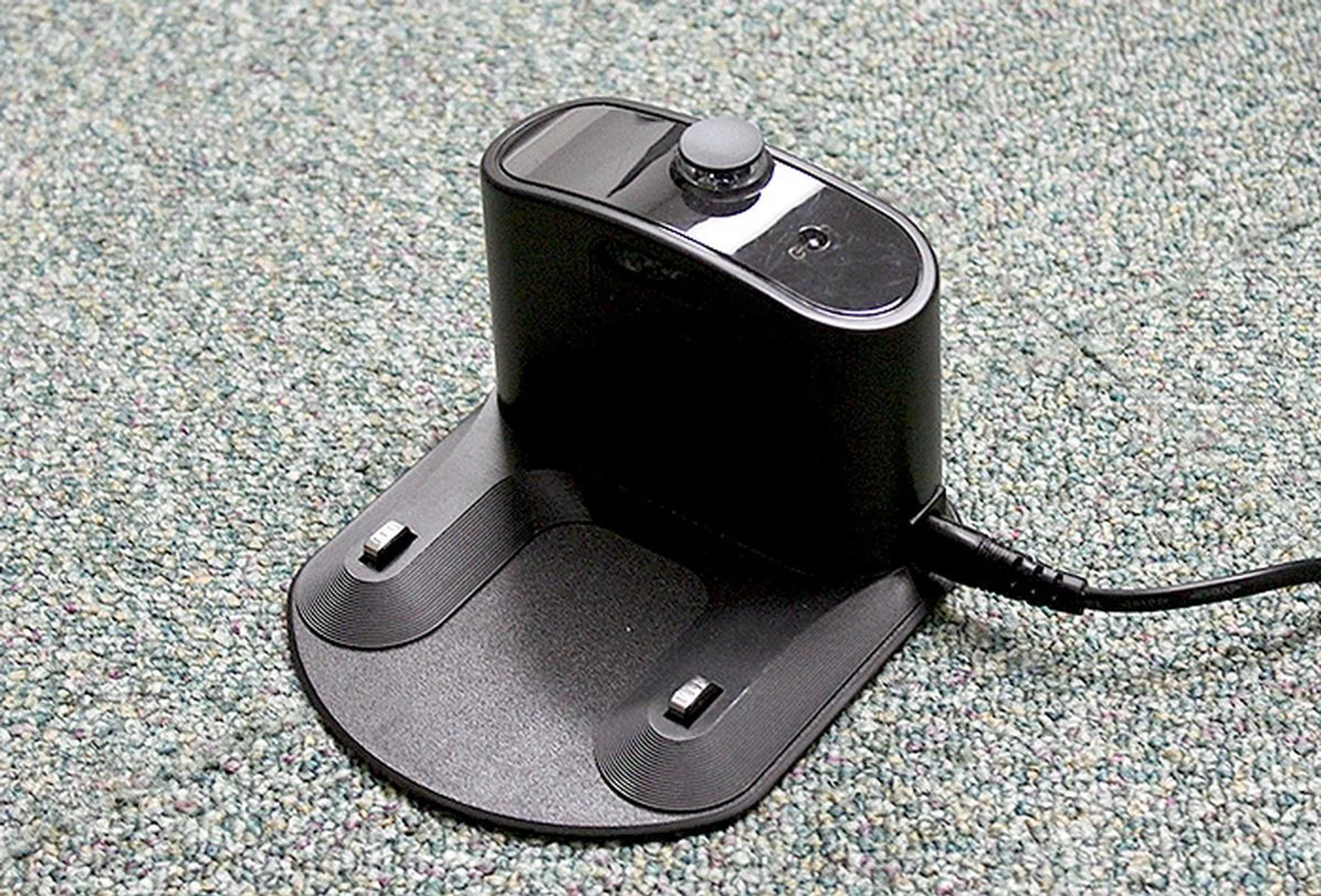 The Roomba 880's charging station is actually pretty compact compared to its rivals.