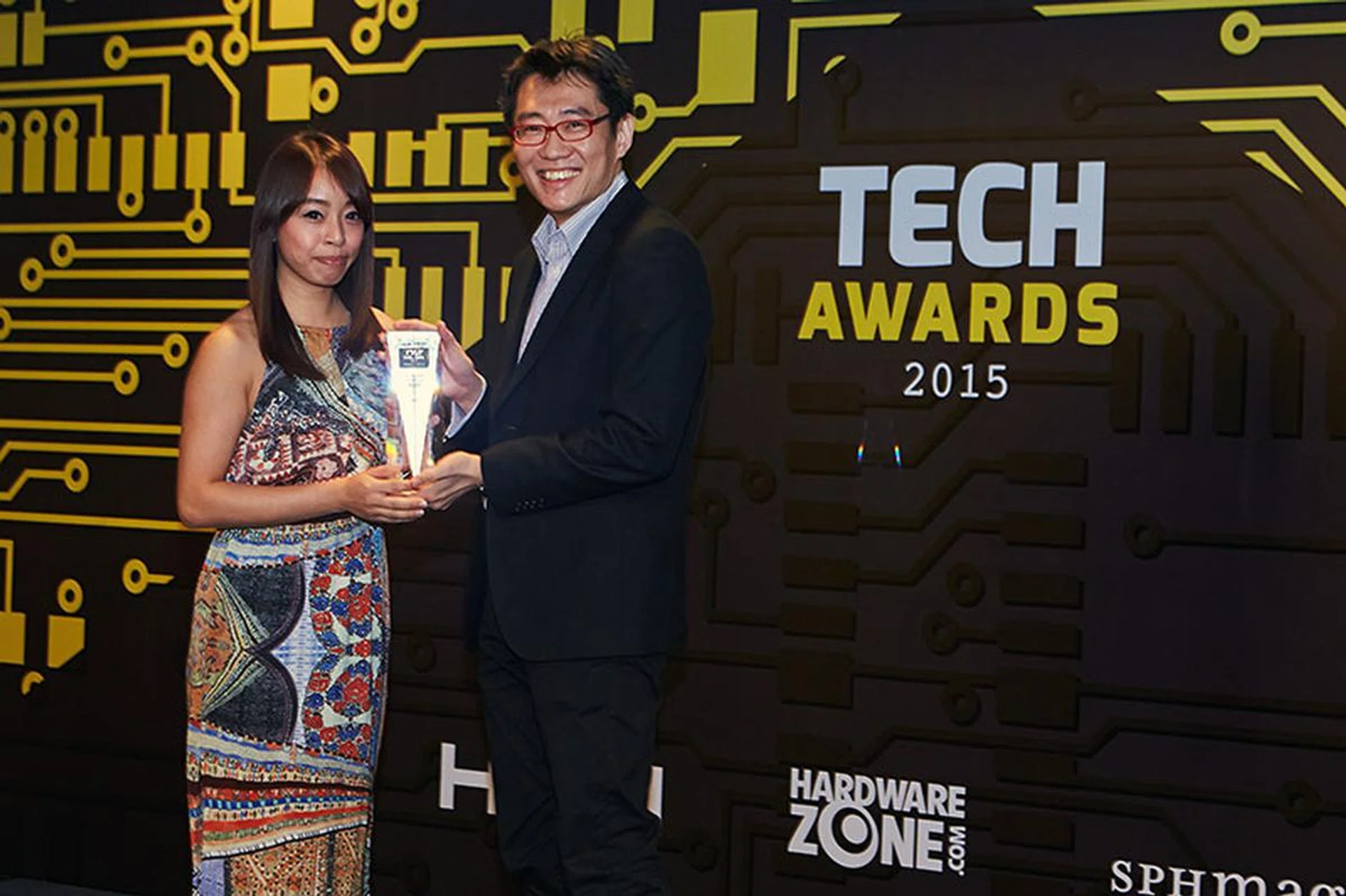 When we asked which is your favorite business projector brand, most of you chose Epson. Receiving the award from HWM editor Zachary Chan is Ms. Stephanie Lee from Epson Singapore.