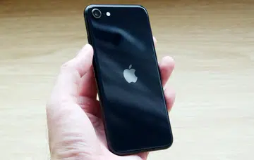 The Apple iPhone SE (2022) launched with the following price points: S$699 (64GB), S$769 (128GB), and S$939 (256GB). Image: HWZ.