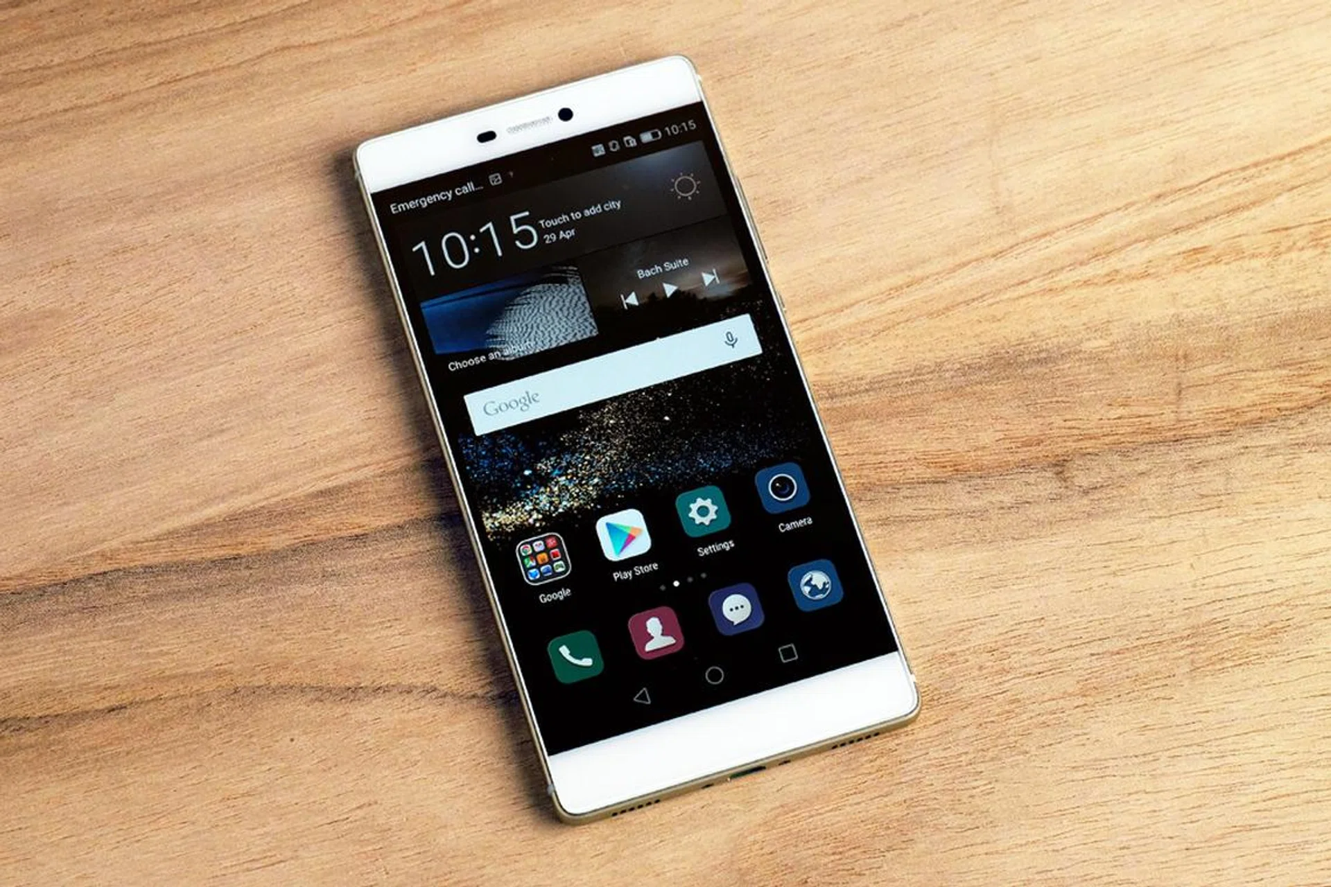 The P8 has ultra thin bezels, giving it one of the highest screen-to-body ratios out there (78.3 percent!)