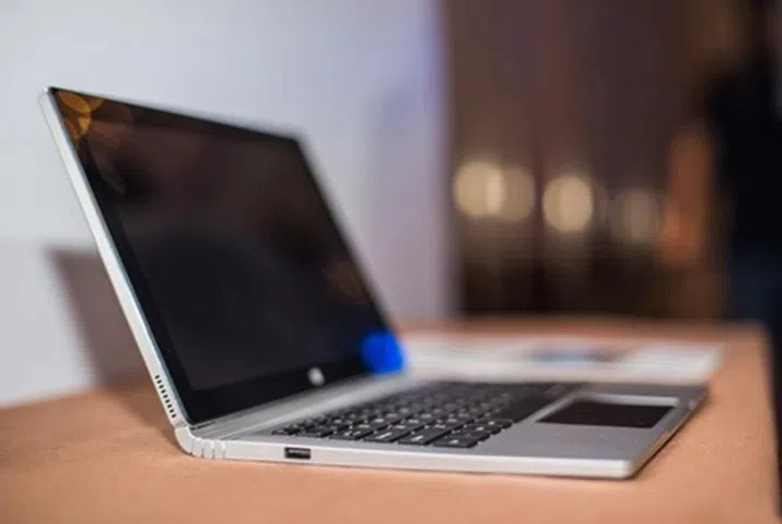 We'd recognize that hinge from anywhere. (Image Source: Mobile Scout)