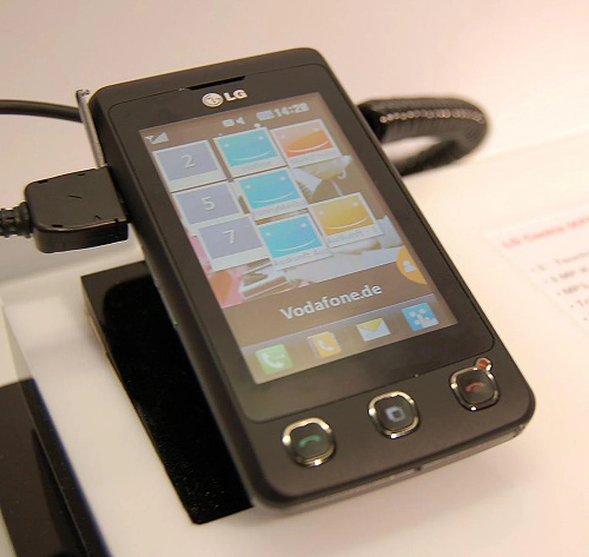  And here's our first look at the LG Cookie (the KP500) tri-band mobile phone. It has a full 3-inch touchscreen supporting 262K colors, a 3MP camera, has FM-Tuner, a multimedia player, Bluetooth, USB and microSD expansion slot for more storage.  