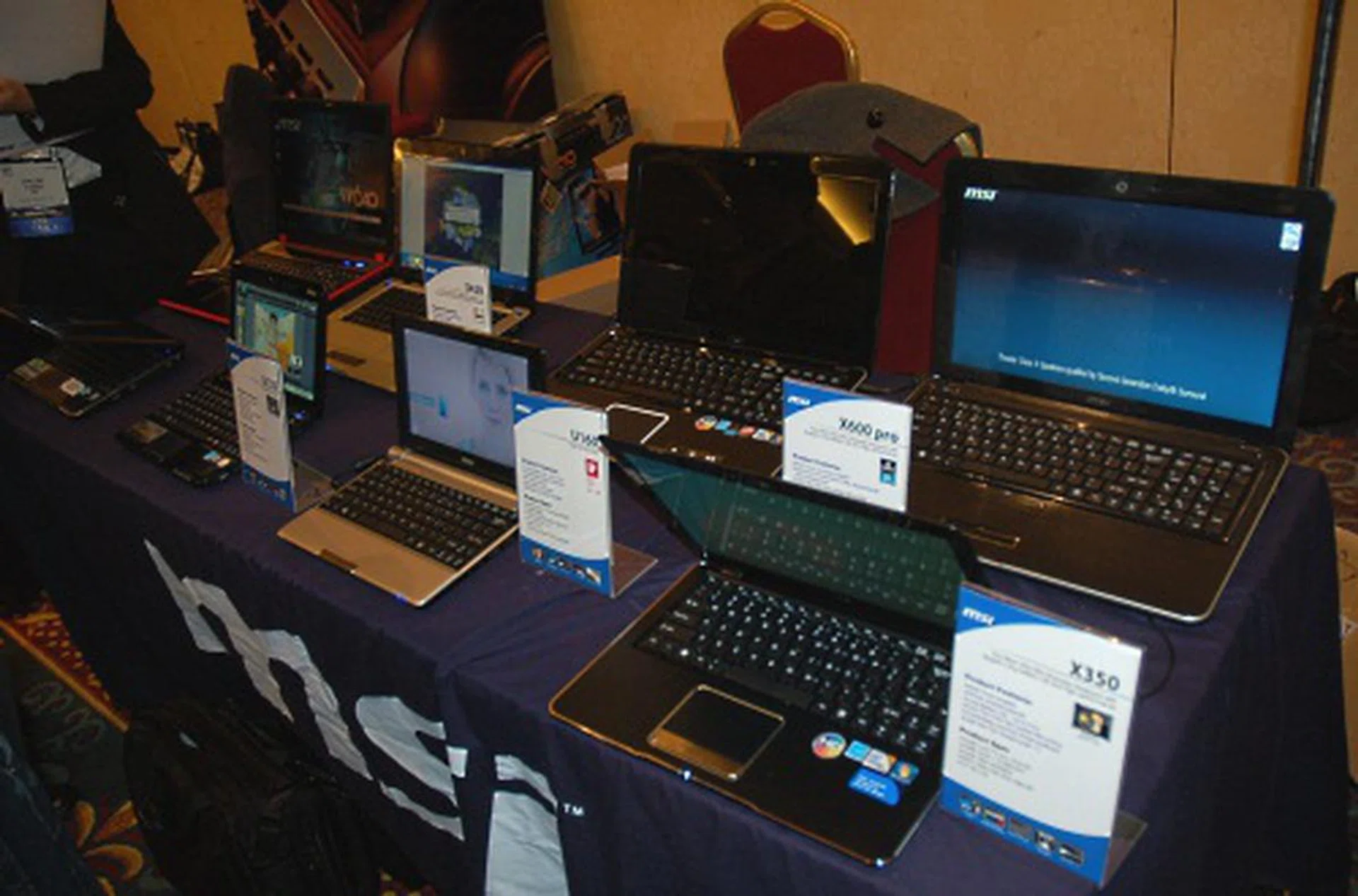 We also saw MSI hawking its notebooks and nettops, with a new netbook, the Wind U160, among them. Pinetrail netbook of course. 