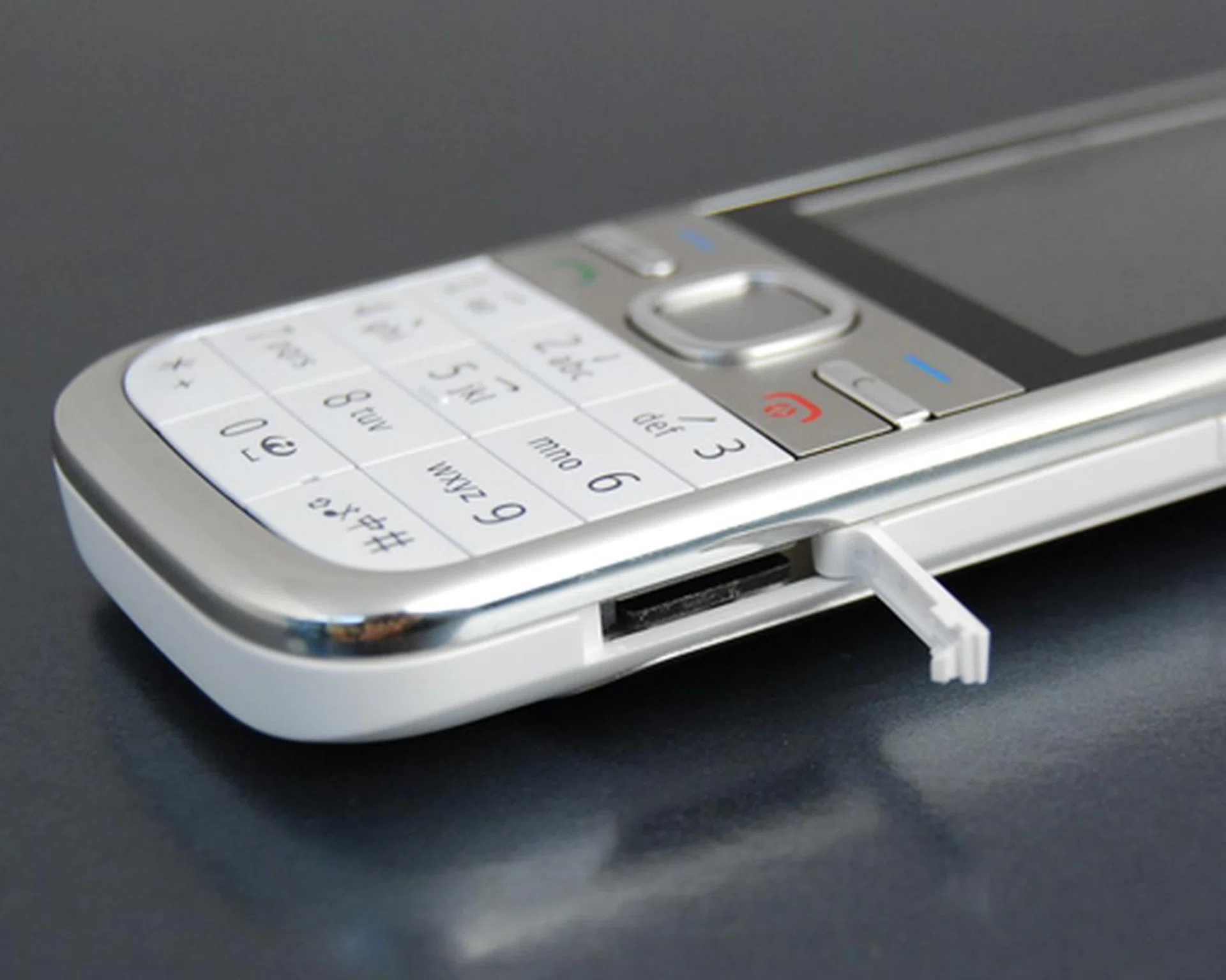 The hinged cover is a great implementation, which is marred by the inaccessible microSD card that's too deeply entrenched within.