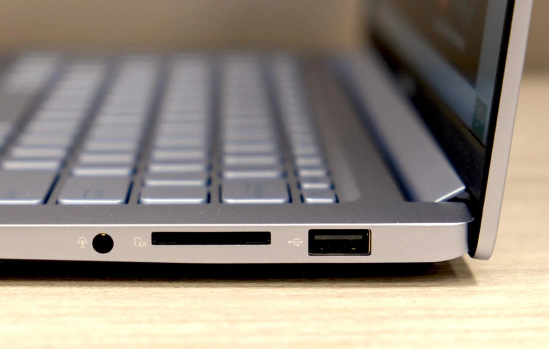 Despite the large battery capacity, the VivoBook S14 is fairly thin and light.